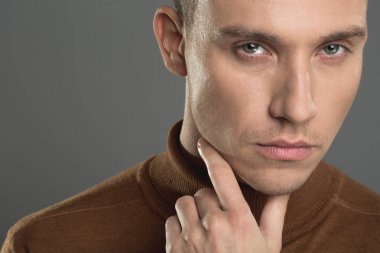 Hedefi bakışla genç adam