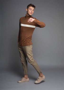 Mutlu adam onun aygıtı arıyorum