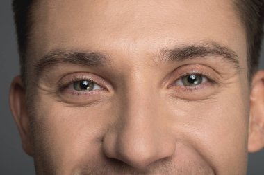Mutlu genç adam görünümünü