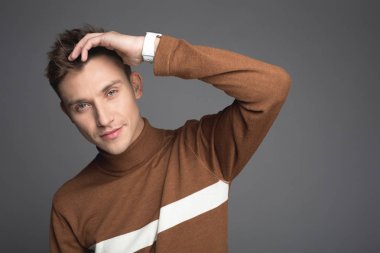 Şık saç kesimi ile yakışıklı erkek kişi