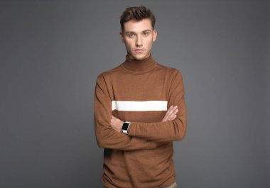 Gadget'ı koluna ciddi adam