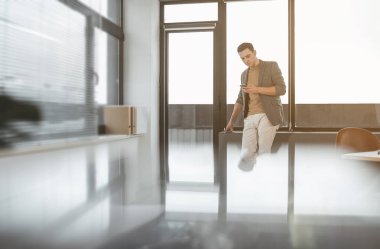 Undistracted işadamı cep telefonu ile çalışma