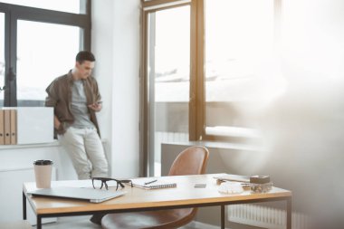 Undistracted erkek telefonla mesaj gönderme