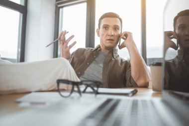 Cellphone tarafından anlatmaya çalışan odaklı