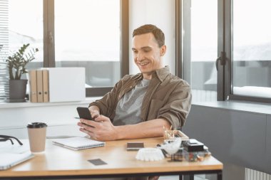 Gülümseyen erkek vasıl hareket eden izlerken