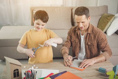 Neşeli üst ve alt belgeleri rakamları katlama