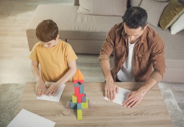 Yaratıcı aile Dekoratif şekiller içine kağıt katlama