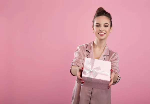 Радісна розкішна дівчина дарує подарунок — стокове фото