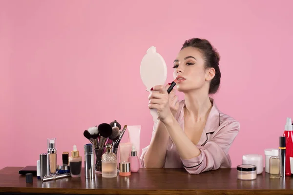Aantrekkelijk meisje is haar lippen schilderen — Stockfoto