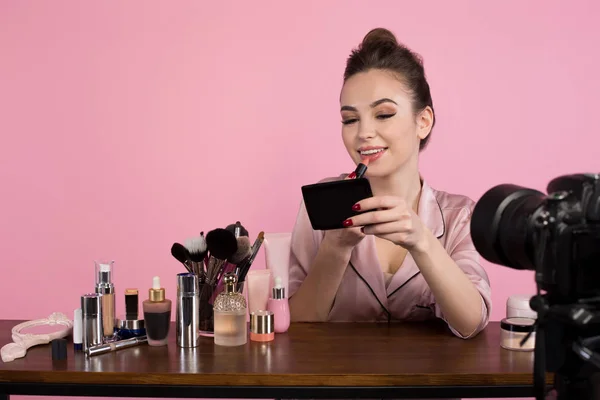 Vrolijke meisje is het opnemen van cosmetica beoordeling — Stockfoto