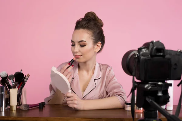 Positive female blogger is filming makeup tutorial — Stock Photo, Image