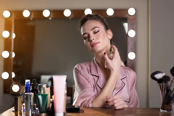 Mulher encantada está desfrutando de sua água do banheiro — Fotografia de Stock