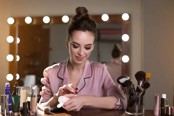 Hermosa chica está usando emulsión de rejuvenecimiento — Foto de Stock