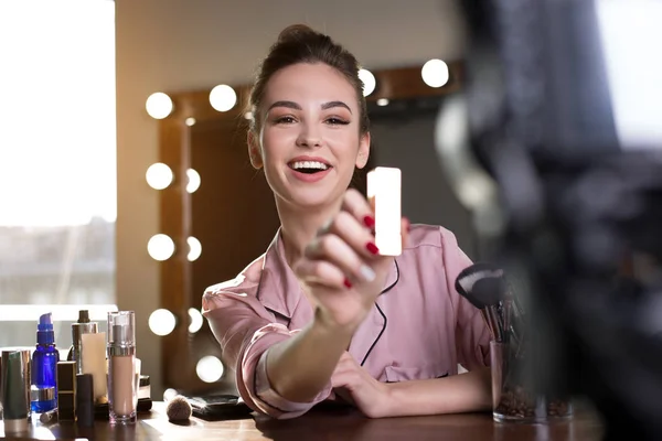 Giovane donna sta filmando make up recensione per i suoi seguaci — Foto Stock