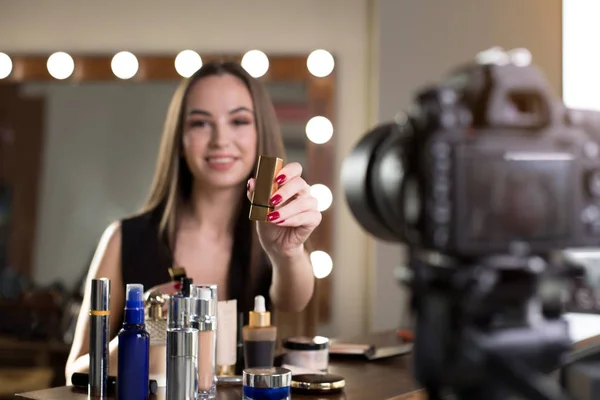 Neşeli kız makyaj ürünlerini hakkında yazmak video — Stok fotoğraf
