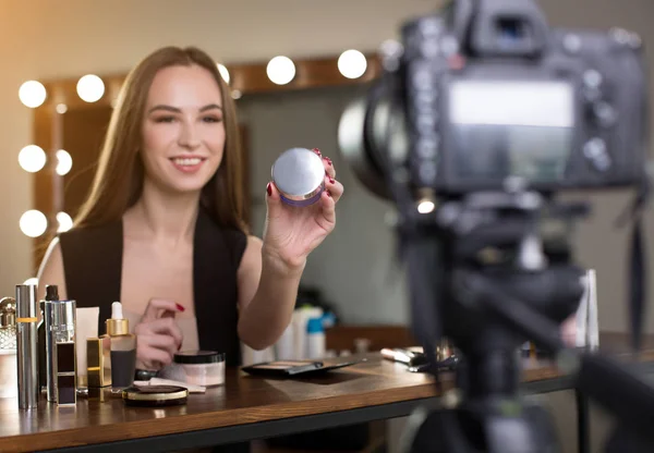 Cheerful beauty blogger is demonstrating new product — Stock Photo, Image