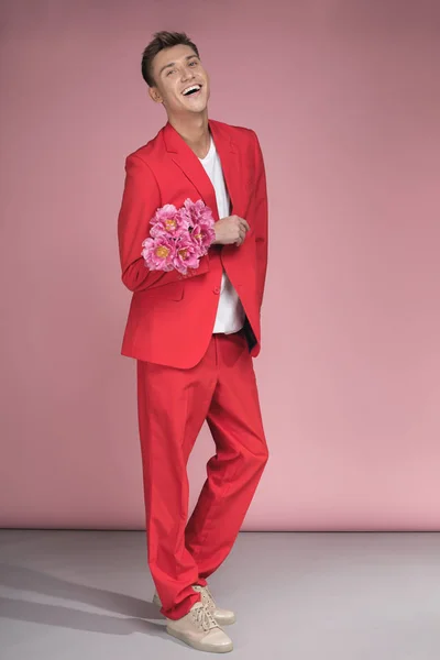 Riendo caballero de pie con flores — Foto de Stock
