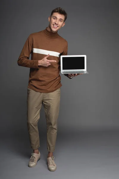 Agradable chico mostrando su nuevo gadget — Foto de Stock