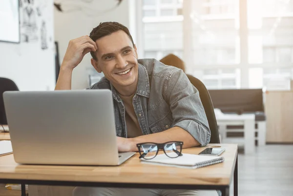 Ausscheidender Mann mit Notebook — Stockfoto