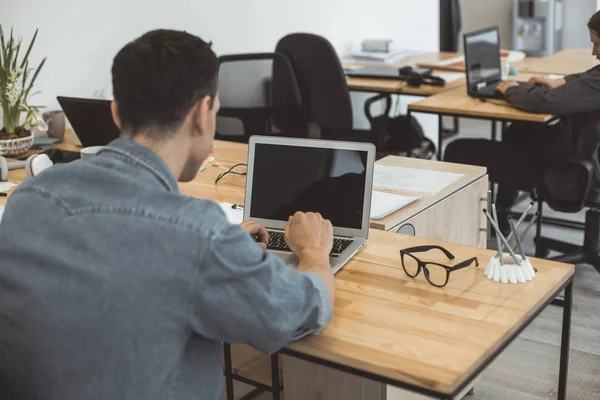 Pracownik korzysta z laptopa w pracy — Zdjęcie stockowe