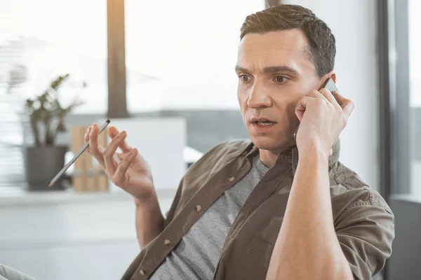 Incrível masculino falando por telefone — Fotografia de Stock