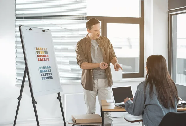 Trabajadora feliz hablando con cliente femenino — Foto de Stock