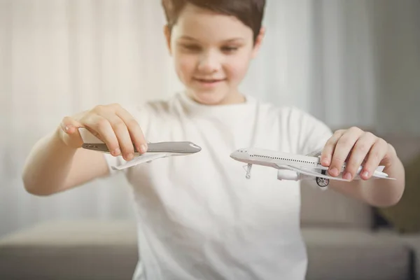 Aufgeregtes Kind fliegt Spielzeugflugzeuge — Stockfoto