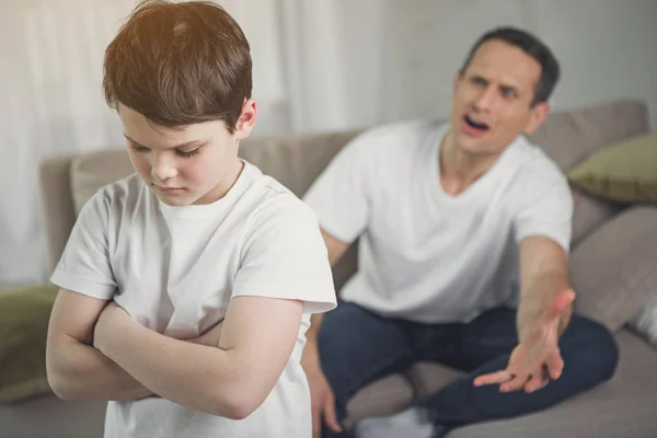 Père furieux criant après un enfant maltraité — Photo