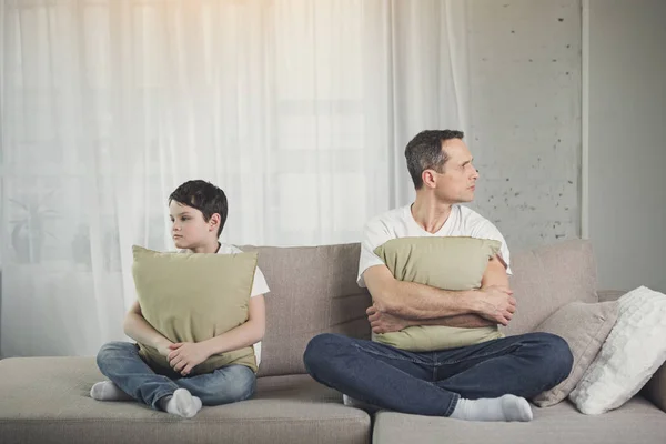 Verärgerte Eltern und Kinder auf der Couch — Stockfoto