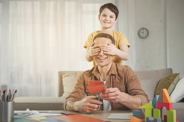 Emocionado padre e hijo jugando juntos en casa — Foto de Stock