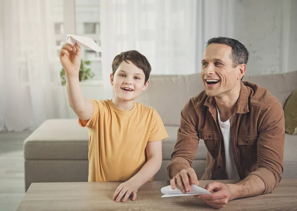 Feliz padre e hijo haciendo aviones de papel —  Fotos de Stock