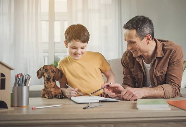 Familia alegre para colorear imagen en papel — Foto de Stock