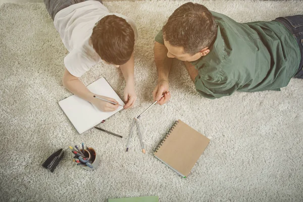 Positief ouder en kind tijd samen doorbrengen — Stockfoto