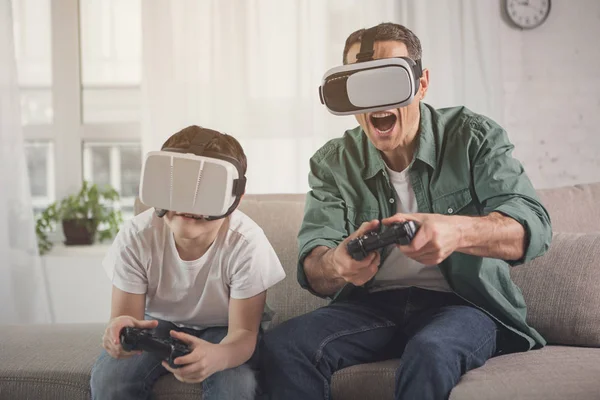 Emocionado hombre y niño entretenido con auriculares vr — Foto de Stock