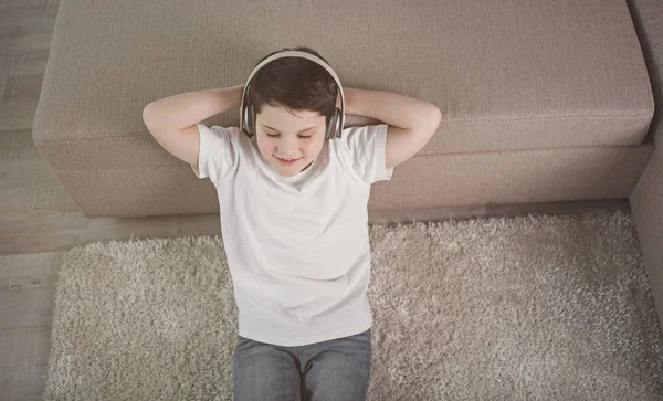 愉快的孩子在家放松与耳机 — 图库照片
