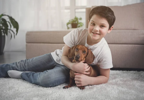 Excited child embracing his favorite domestic pet — Stock Photo, Image