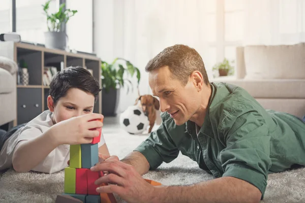 Neşeli baba çocuğunu evde serbest zaman harcama