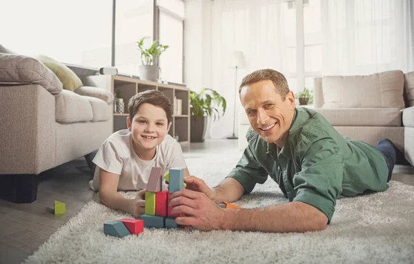 Feliz familia jugando con el juguete en el apartamento — Foto de Stock