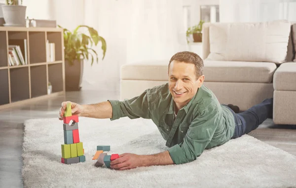 Oyuncak halı üzerinde oynamaktan mutlu erkek kişi — Stok fotoğraf