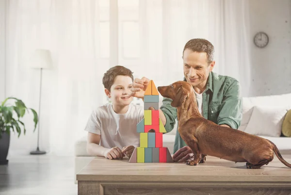 Alegre familia jugando juntos en apartamento — Foto de Stock