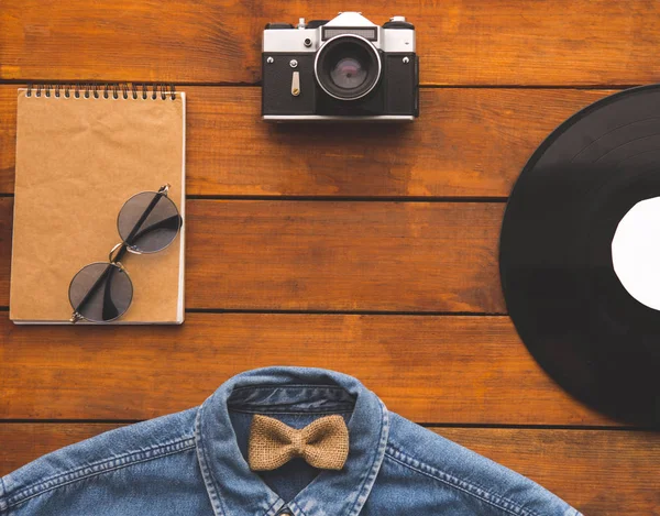 Livro de esboços com óculos situados perto da camisa — Fotografia de Stock