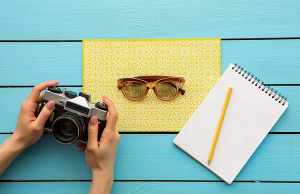 Fille bras garder gadget près de lunettes de soleil — Photo