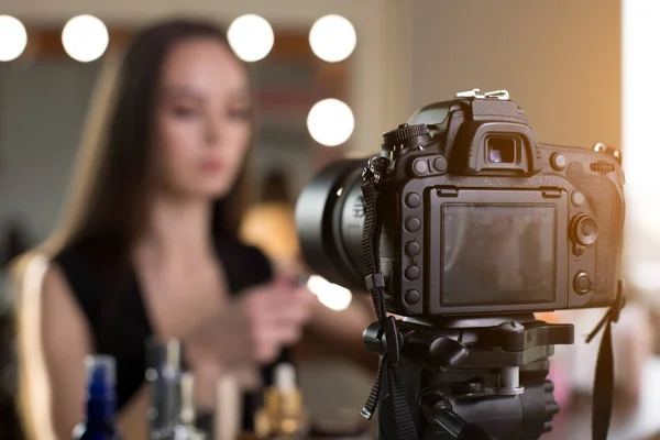 Young woman is filming makeup review — Stock Photo, Image