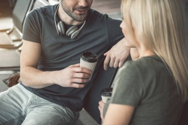 Giden yoldaşlar fincan kahve içme