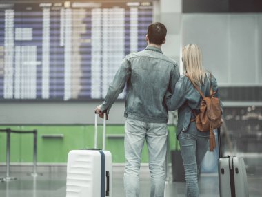 Adam ve kadın Uçus tarifesi arıyorsunuz