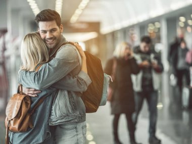 Işınlama erkek kucaklayan memnun kadın