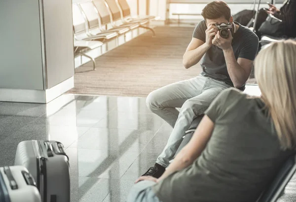 Hombre enfocado tomando fotos de hembra antes del viaje —  Fotos de Stock