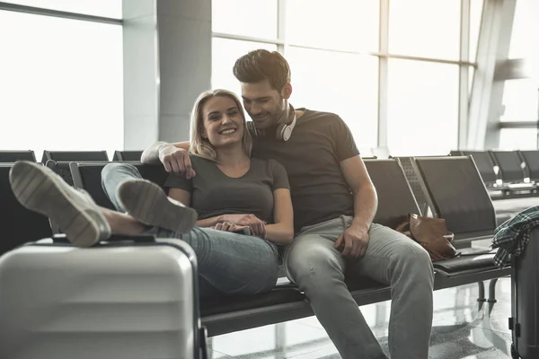 Beaming macho abrazando chica extrovertida en aeropuerto —  Fotos de Stock