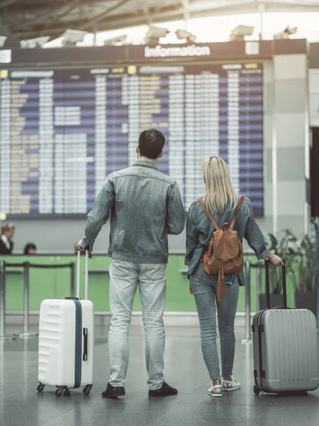 Mulher e macho assistindo no terminal bordo — Fotografia de Stock