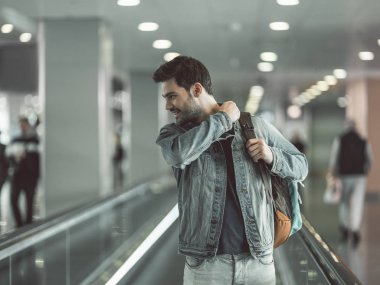 Neşeli adam Bagaj elinde tutmak